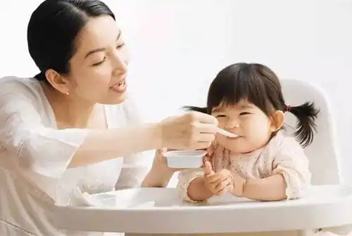宝宝认错妈妈招手呼唤,发现后捂嘴掩饰尴尬,表情变化有喜感