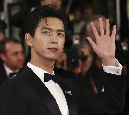 戛纳酱园弄红毯章子怡获清场待遇,杨幂简约耐看,李现此沙帅气