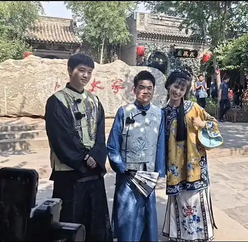 丈母娘们坐不住了董宇辉参观乔家大院,对女导游怦然心动