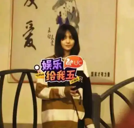 王源抽烟引爆网络,动作娴熟似老烟枪,阳光好男孩人设要崩