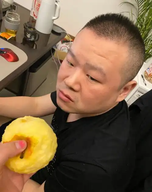 岳云鹏大女儿蹲路边吃野草,手涂红色指甲动作优雅,表情像极爸爸