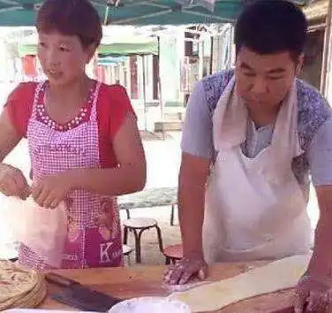 王宝强身价过亿,亲哥却在村头卖大饼,哥哥的回应让网友们沉默了