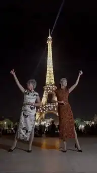 中国奶奶穿旗袍游巴黎,意外走红外网老了,也要优雅成一道风景线