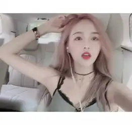 吴宣仪对镜撩发苦恼掉色日系粉嫩少女色甜美依旧