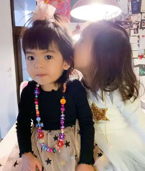 贾静雯一家为波妞庆生,波妞表情相当抢眼,邪魅一笑很撩人