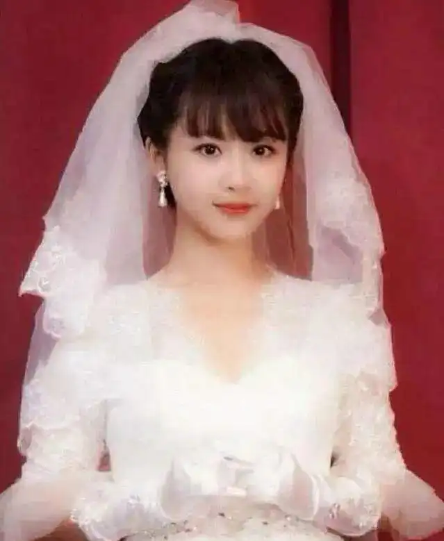 杨紫穿婚纱,热巴穿婚纱,鞠婧祎穿婚纱,看到关晓彤羡慕鹿晗造型
