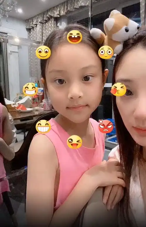 李小璐带女儿模仿表情包,戏骨甜馨一气呵成,尖下巴越长越像妈妈
