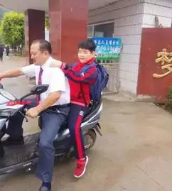 15岁谢腾飞近照曝光,独自一人在广场跳舞,表情丰富憨厚可爱