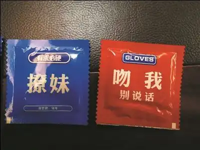 美国网友去中餐馆吃饭,进门服务员给她发了两个避孕套给人吓一大跳