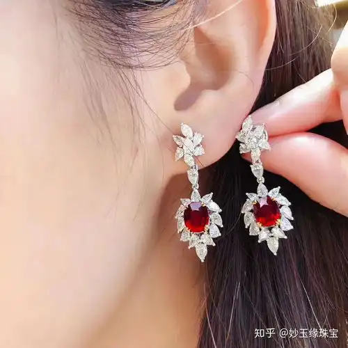 如何挑选适合自己的耳环颜色