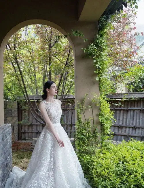 李若彤七夕穿婚纱独自美丽,54岁身材纤瘦不输00后,姑姑真美