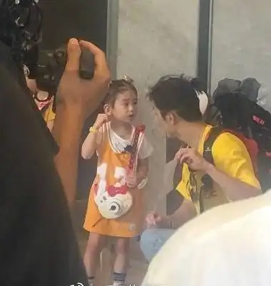 戚薇女儿和妈妈简直一模一样,白t配背带裙,连时尚感也遗传