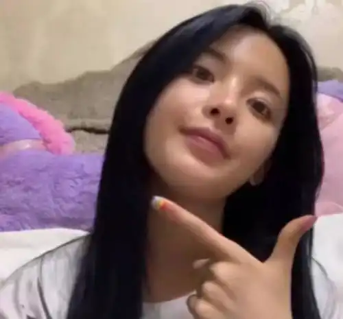 杨超越深夜开吃播秀素颜,颜值抢镜意外变表情包,网友有意思了
