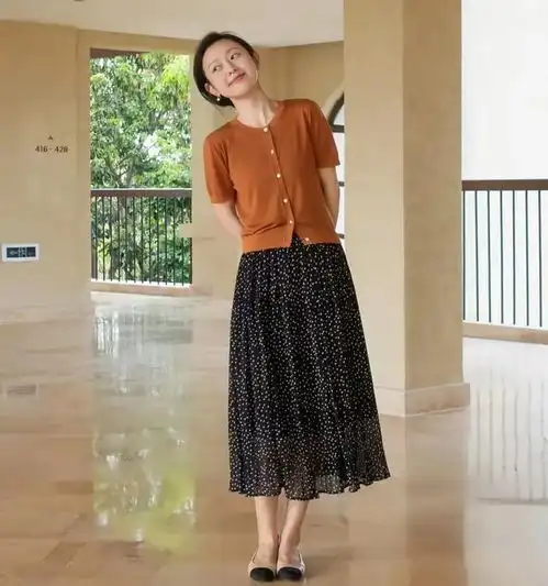女人120斤这么穿会更优雅裙过膝不紧身不花哨,遮肉又显瘦