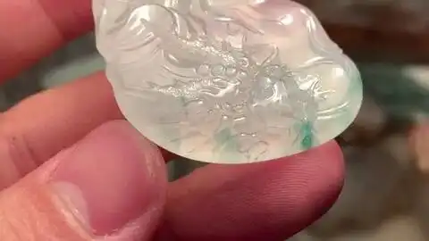翡翠雕刻翡翠随型龙吊坠小手玩件雕刻设计