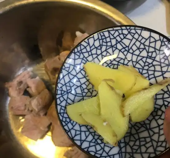南瓜做成精致的餐具,搭配鲜美的食物,营养丰富还好吃