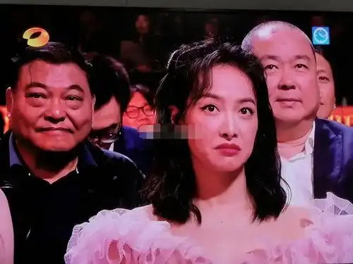 童瑶看赵丽颖上台,眼神里充满了欣赏,后面侯鸿亮跟个老父亲一样