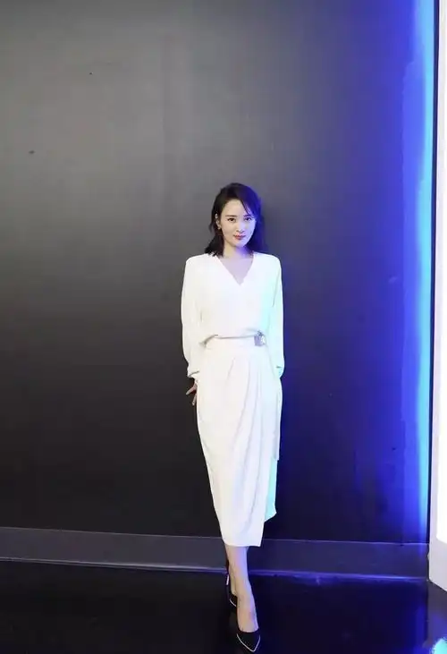 蒋勤勤真尤物身材,穿包臀裙硬是勒成花瓶状,腰臀比太明显