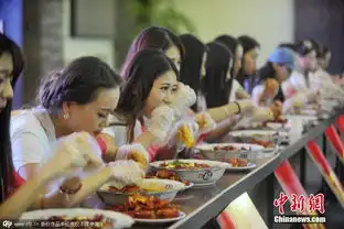 美女佳丽扬州上演龙虾大战现场吃相百出图