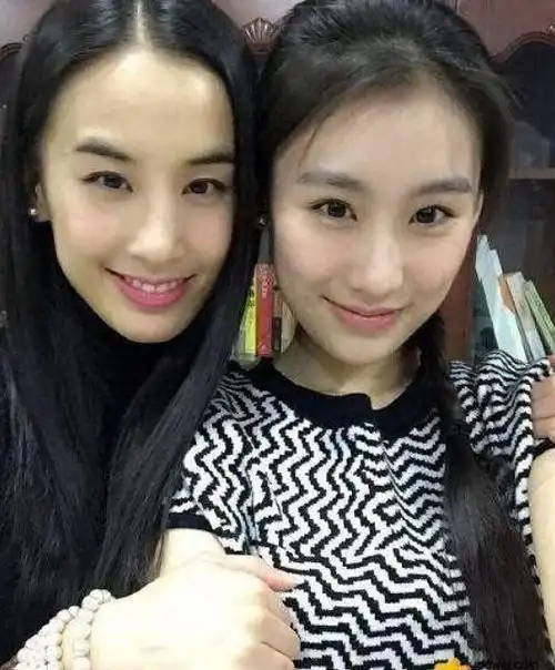 杨子大女儿哈佛毕业后晒近照,白色连衣裙秀香肩,颜值气质佳不输黄圣依