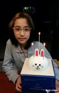 当年火爆表情包的混血小美女长大后新闻频道