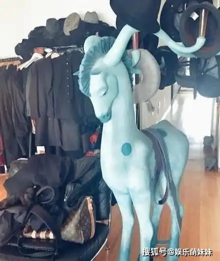 带你看看陈坤的豪宅,家里的装修很接地气,书架非常的乱