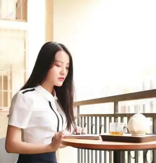 高挑身材更适合穿半身裙,第二个女孩适合做老婆