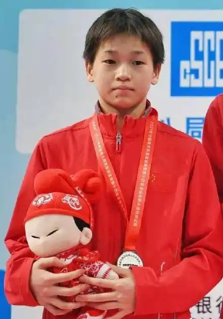 女主持叫错奥运冠军全红婵名字,其黑历史被扒,曾在伦敦奥运上侮辱特殊群体