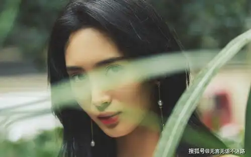 王紫璇,露出性感锁骨在树林中惊艳写真,有种高贵的诱惑