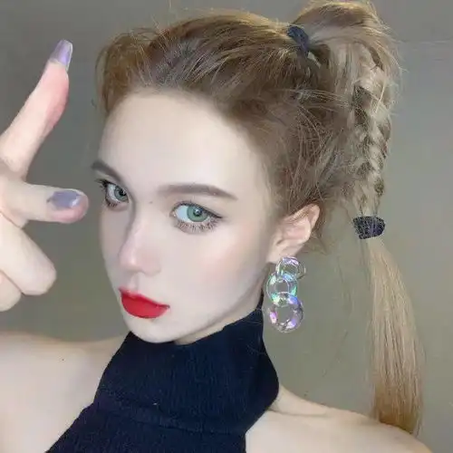 女生头像丨平庸这东西犹如白衬衣上的污痕