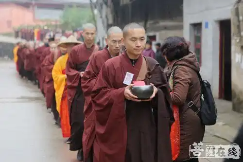 正觉古寺三百余位戒子托钵乞食圆满求戒之路