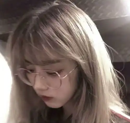 女生头像我带眼镜好看吗视力换来的