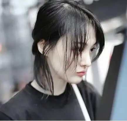 戚薇没有眉毛,沈梦辰很黑,许晴一脸痘,素颜最美竟然是她