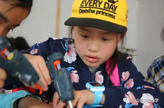 实验小学六年级4班5班开展户外活动