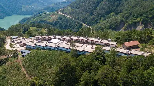 表情盘活利用闲置宅基地和住宅,城里人也可以租赁农房办农家乐民宿表情