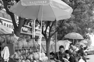 河南巩义城管强制瓜农买高价帐篷