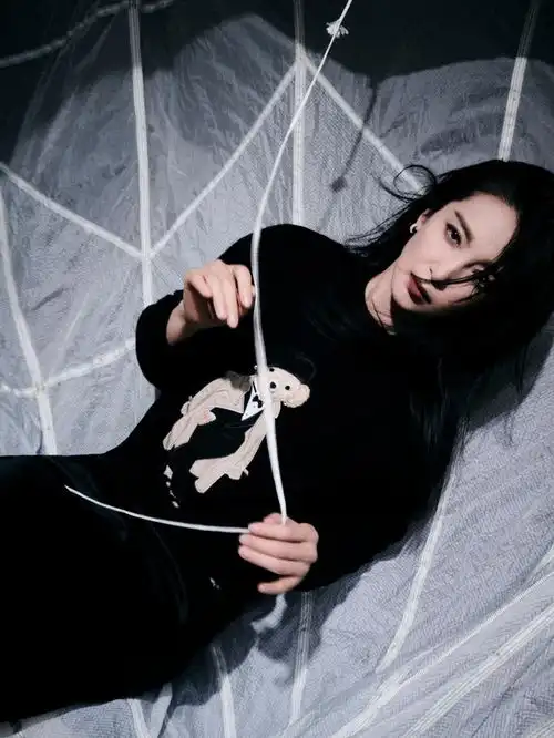 李冰冰穿丝缎长裙简约优雅神秘魅惑御姐风