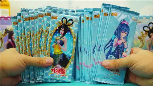 叶罗丽卡片相同价格的10个灵犀包和20个魔法包拆卡对比