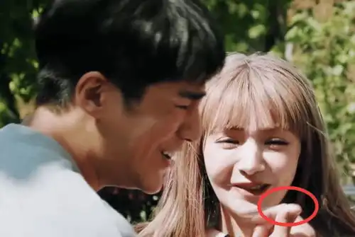 姜潮随手抹掉麦迪娜的口红,正当麦迪娜生气时,随后的举动太撩了