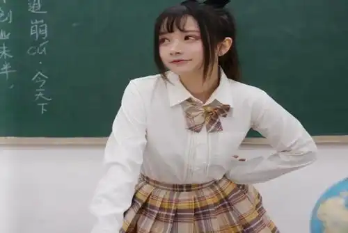 年轻女教师穿jk制服授课,家长纷纷不满,直言会让男孩分心