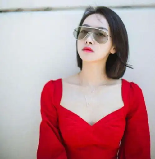 一袭红衣像火球,近看却美成了仙女宋茜可真会穿