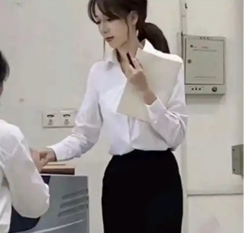 95后美女老师穿jk上课惹争议被家长批不良,本人生气回应