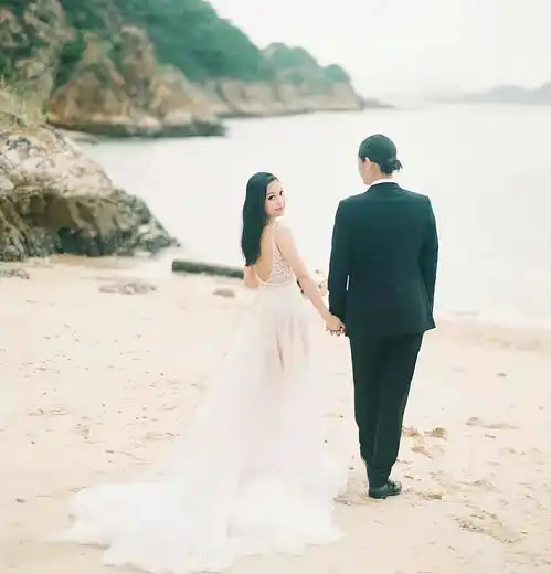 豪门名媛扎堆结婚希尔顿大小姐婚纱风格多变,霍启刚堂妹好优雅
