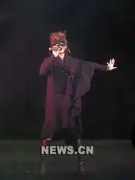 尚雯婕北京发片超黑烟熏化身午夜精灵新华网新疆频道