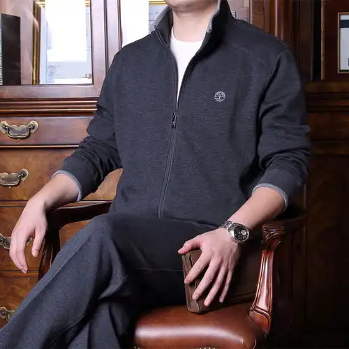40多岁男人出门聚会,穿这样的商务套装,走到哪都超有面子