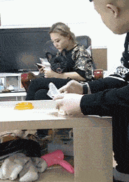 女朋友来家了,该怎么招待她,暗示父母去亲戚家玩哈哈