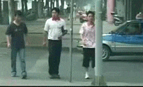 搞笑gif段子哥们,你老妈看到你这么妖娆,内心是崩溃的