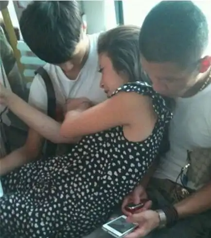 幽默笑话记得上初中的时候,学校每天都会组织我们练习太极扇