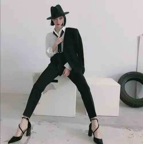 许佳琪穿百褶裙可真漂亮,搭配白衬衫青春靓丽,很有女神范儿