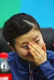 高清福原爱客串发布会翻译表情可爱显皱纹